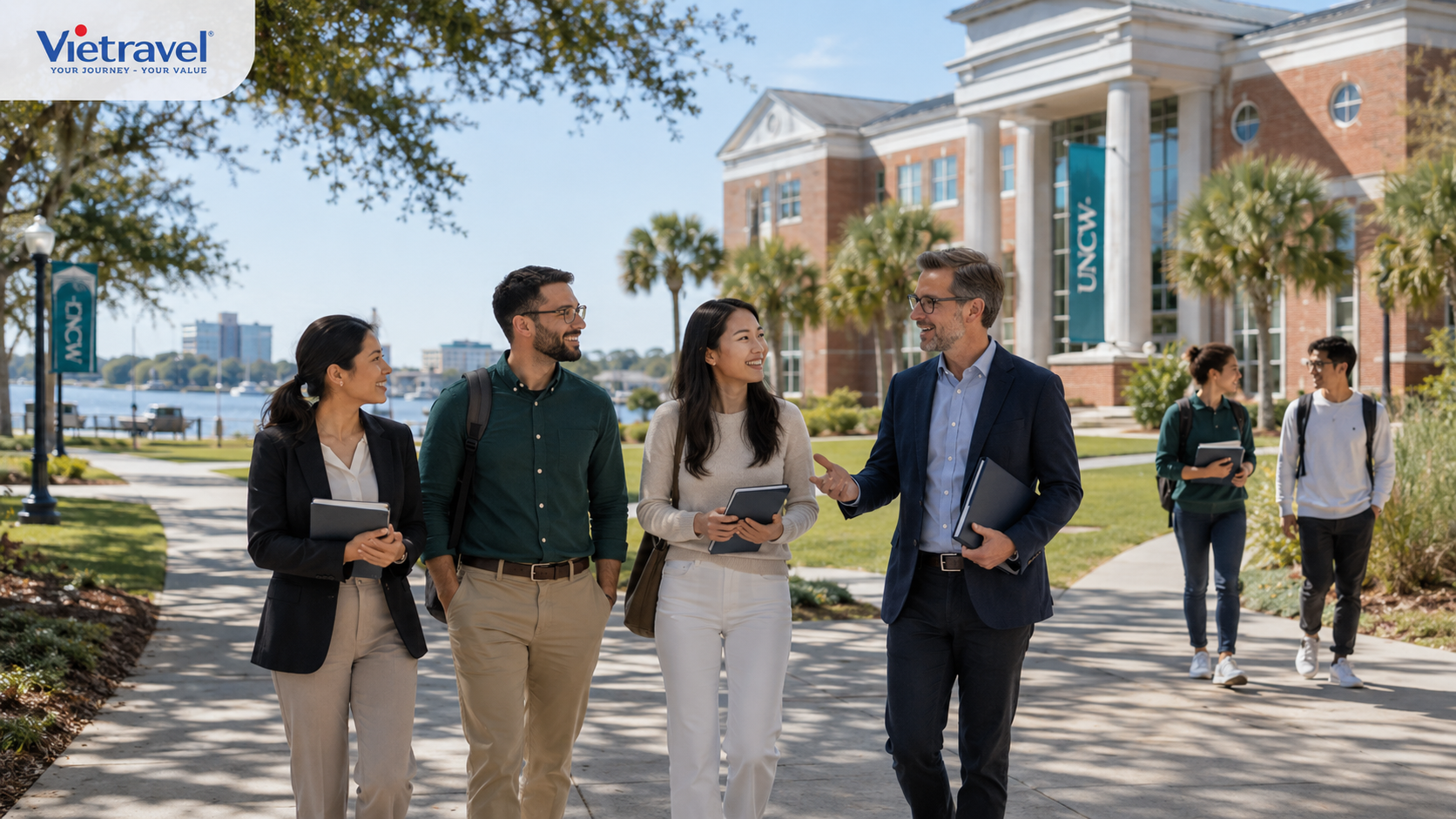 sinh viên sau đại học tham quan khuôn viên University of North Carolina Wilmington